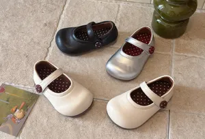 Nahaufnahme von Kleinkind Mary Jane flachen Schuhen mit weichen Sohlen und Riemen.