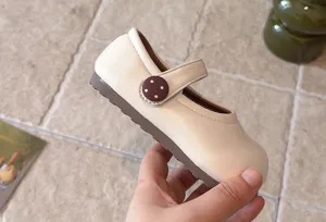 Kleinkind Mädchen beige Mary Jane Schuhe Detailansicht mit weicher Sohle und gepunktetem Riemen.