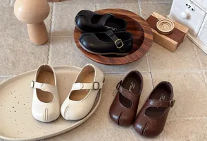 Vista detallada de zapatos Mary Jane vintage para niños pequeños de cuero en colores clásicos.