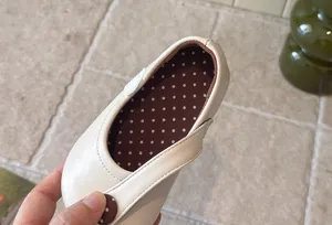Detailansicht französischer Kinder-Lederprinzessinnenschuhe, weiche Sohle für Mädchenoutfits.