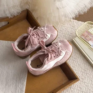 Vue detaillee de baskets rose retro noeud pour enfants, semelle souple chaussures.