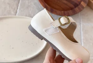 Zapato infantil beige Mary Jane foto de detalle con cuero suave y tira de hebilla.