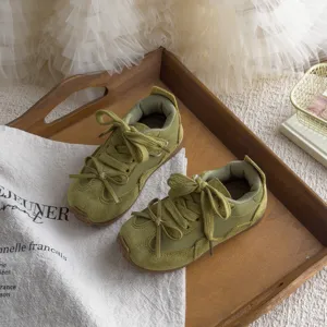 Baskets rétro en suédine verte pour enfants avec joli nœud, chaussures casual stylées pour filles.