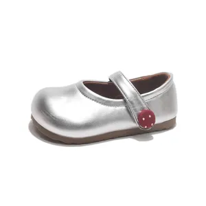 Silberne Mary Jane Schuhe für Mädchen, weiche Sohle Prinzessin Flats mit rotem Punkt Riemen.