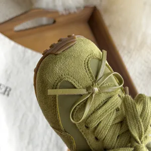 Détail de baskets rétro vertes enfant, joli nœud élégant, semelle souple chaussures.