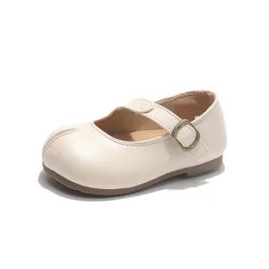 Zapatos planos Mary Jane retro para niñas con diseño de punta dividida y hebilla metálica.