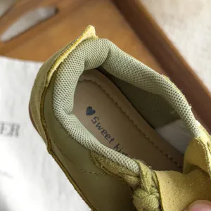 Baskets rétro enfants détail olive vert doublure maille respirante semelle souple mode