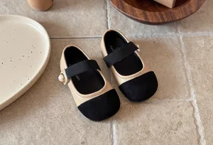 Vue de détail en gros plan de jolies chaussures de princesse bicolores pour tout-petits.