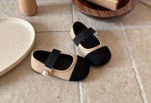 Chaussures plates Mary Jane élégantes pour tout-petit bicolores avec perle et sangle.