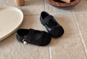 Détail de chaussures en cuir mode pour enfants, chaussures plates de princesse noires.