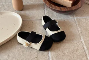 Chaussures plates Mary Jane bicolores pour enfants avec bride perle douce vue detail.