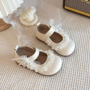 Scarpe in pelle bianca per bambina in stile francese con volant in pizzo e perle eleganti.