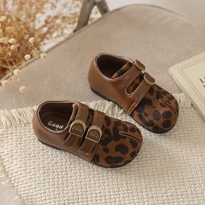 Zapatos de cuero vintage para niños con punta hendida, estampado de leopardo y hebilla doble.