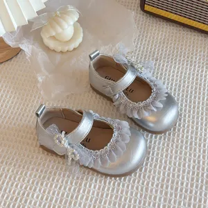 Scarpe Mary Jane argentate per bambini, stile vintage francese con pizzo e perla morbida.