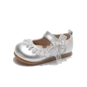 Scarpe in pelle argentata per bambine con bordo in pizzo dolce, fiocco di perle e suola morbida.