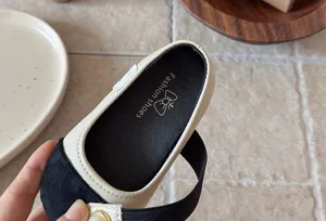 Gros plan de la semelle intérieure de chaussure enfant color-block avec noeud stylé et matière souple.