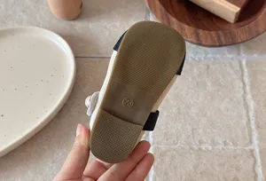 Vue détaillée de la semelle de chaussures pour enfants, avec texture antidérapante et souple.