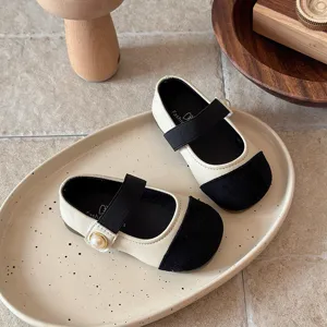 Chaussures princesse en cuir pour filles, bloc de couleur et bride perle, vue produit principale.
