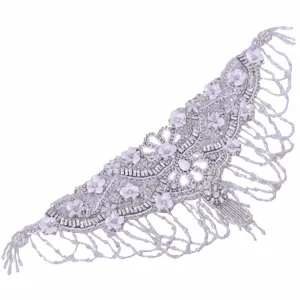 Hermoso aplique de parche de encaje floral con cuentas y lentejuelas hechas a mano.