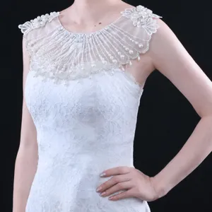 Exquisites Braut Spitze Strass Schal mit zarten Perlen Schulteraccessoires und tollem Kleid.