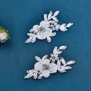 Weißer perlenbesetzter spitzenblumen aufnäher, handgefertigte strassapplikationen für kleidung.
