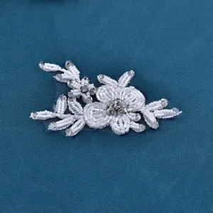 Weißes Perlen-Spitzen-Applikation Detail, handgemachter Blumen-Aufnäher für Kleidung.