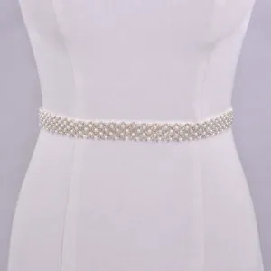 Dettaglio cintura da abito in perle e strass fatta a mano, elegante accessorio da sposa.