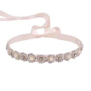 Cintura da abito decorata con strass e perle eleganti, perfetto accessorio da sposa e moda.