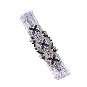 Elegantes weiße spitzen strumpfband mit blauen strasssteinen und perlen für frauen.
