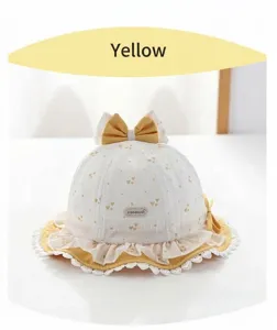 Grazioso cappello da sole per neonati con fiocchi gialli e motivo a cuori in primavera.