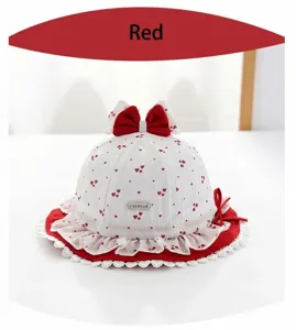 Primo piano del grazioso cappellino per neonati con stampa a cuori rossi e fiocco.