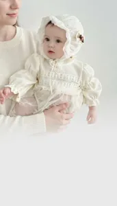 Set cappello di pizzo e vestito vintage per neonata, morbido outfit primaverile dettagli.