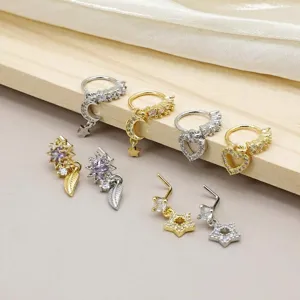 Nahaufnahme von Zirkonia Piercing Nasenringen und Steckern mit Anhängern im Detail.
