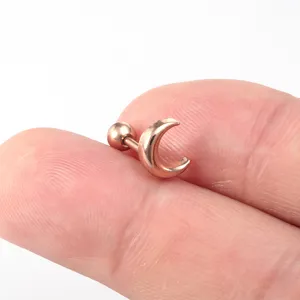 Detail van roestvrijstalen maan kraakbeen piercing, met fijne afwerking en gladde gepolijste structuur.