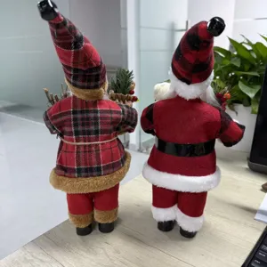 Vista detallada del lindo peluche de Papa Noel de pie con cuadros rojos y felpa blanca.