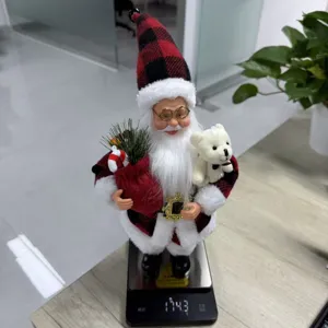 Primer plano detalle de la muneca de peluche de Papa Noel de 13 pulgadas con traje a cuadros.