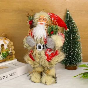 Vista detallada de muneco de peluche de Santa Claus de pie con accesorios rusticos.