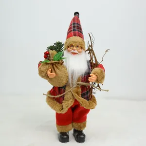Detalle de la figura de Papá Noel de pie de 13 pulgadas a cuadros, ideal para decoración navideña.