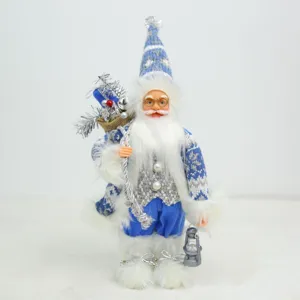 Primer plano detallado de figura de Papá Noel de peluche azul y blanca con saco y linterna.