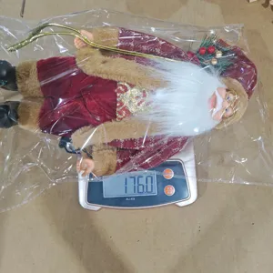 Vista en detalle de muneco de peluche de Papa Noel de pie con barba blanca y traje.