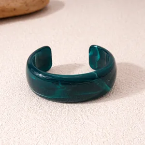 Dunkelgrüner Harz offener Armreif, geometrischer unregelmäßiger glatter Schmuck für Damen.