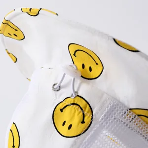 Grazioso cappello da sole per neonati con stampa smiley gialla, rete traspirante e coulisse.