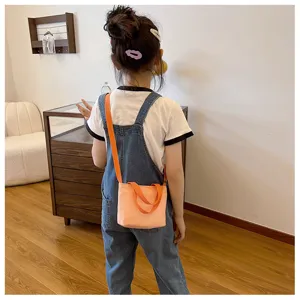 Mini sac à bandoulière en nylon pour enfants, poignées orange, fourre-tout mignon.