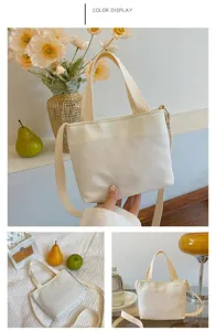 Petit sac cabas bandoulière en toile blanc cassé avec double poignée et sangle réglable.