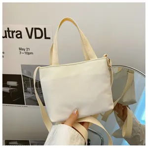 Mini sac cabas bandoulière en toile blanche, élégant sac à main quotidien pour femmes.