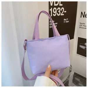 Mini sac cabas en nylon violet pour femmes, sac a bandouliere decontractuel avec poignee.