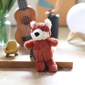 Primo piano dettagliato di un simpatico ciondolo in peluche di volpe rossa e morbida.