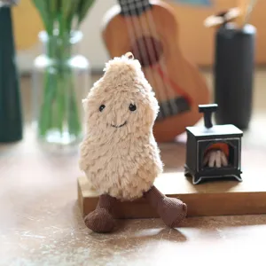 Simpatico ciondolo in peluche di arachide, morbido giocattolo con gambe in corduroy.