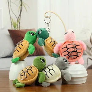 Détail en gros plan de porte-clés en peluche de tortue mignonne, pendentif jouet en peluche.