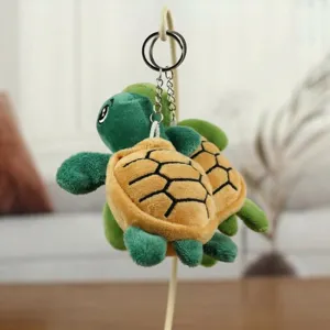 Gros plan detail du porte-cles pendentif peluche tortue mignon vert et jaune avec anneau.